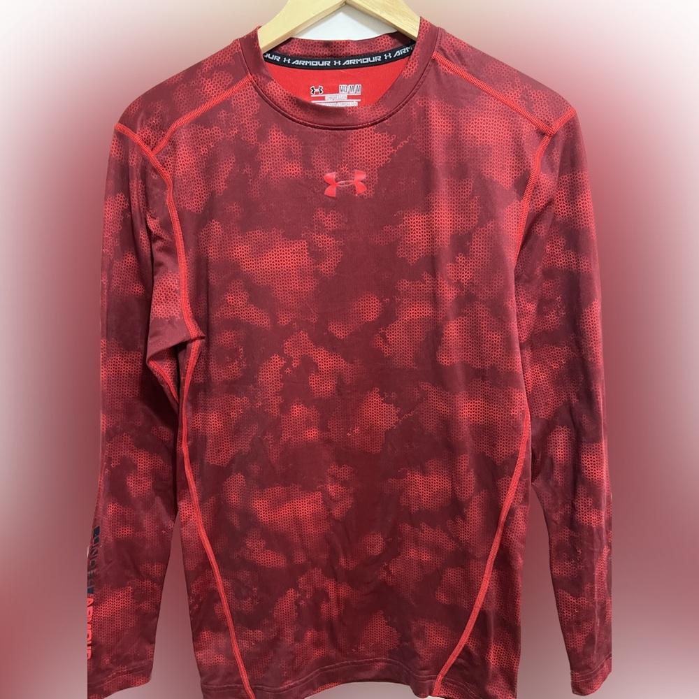 Red camo Under Armour cold wear shirt Size : M